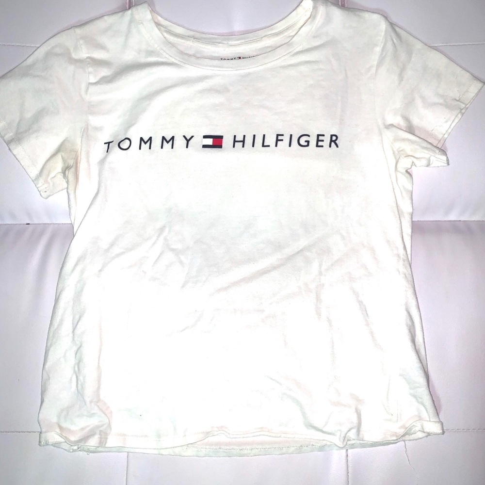 white tommy hilfiger tee